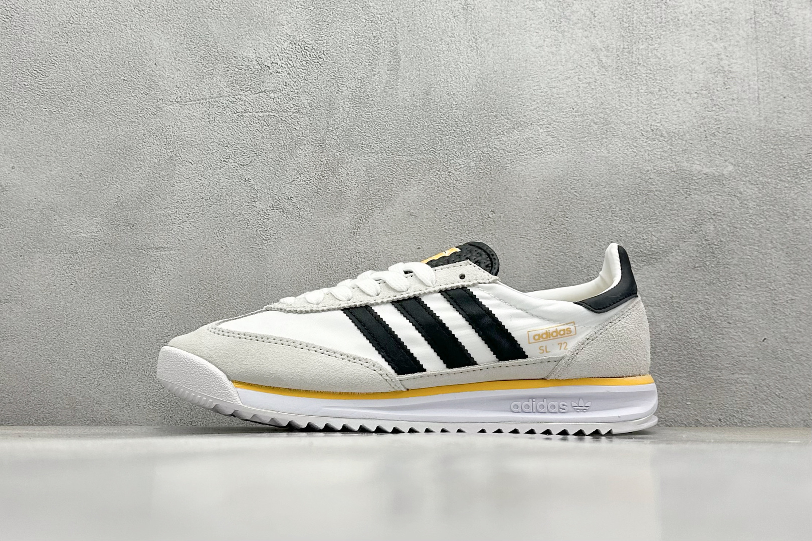 福利特价 
AD Originals SL 72 RS 阿迪休闲防滑耐磨低帮板鞋
经典低帮设计和橡胶外底