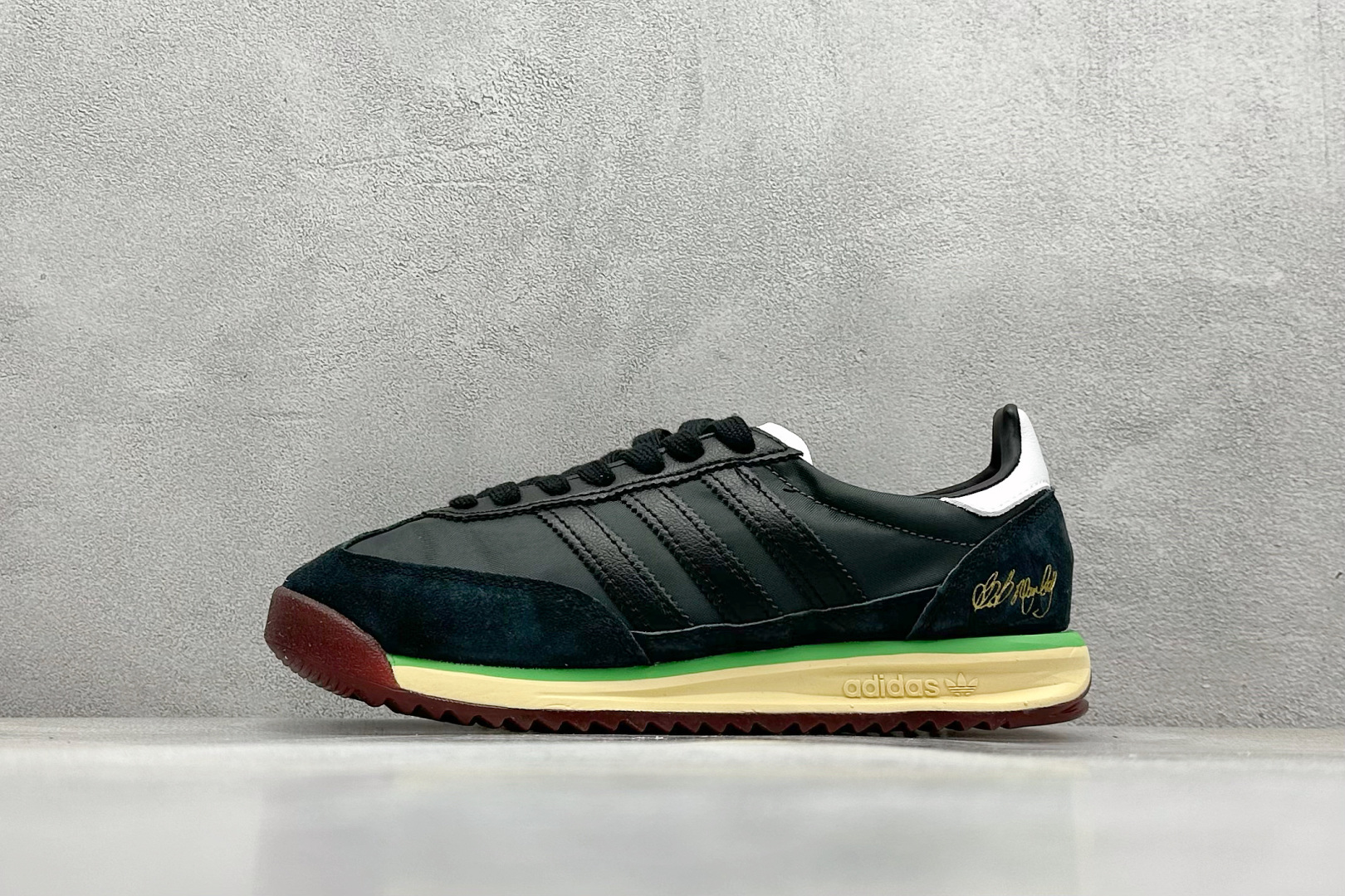 福利特价 
AD Originals SL 72 RS 阿迪休闲防滑耐磨低帮板鞋
经典低帮设计和橡胶外底