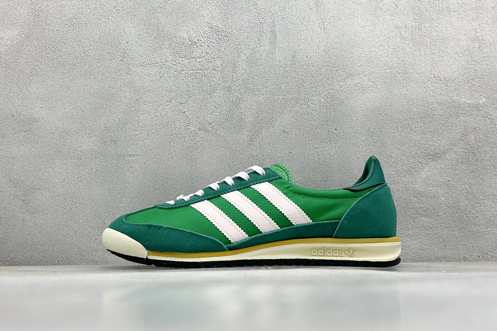 福利特价 
AD Originals SL 72 RS 阿迪休闲防滑耐磨低帮板鞋
经典低帮设计和橡胶外底