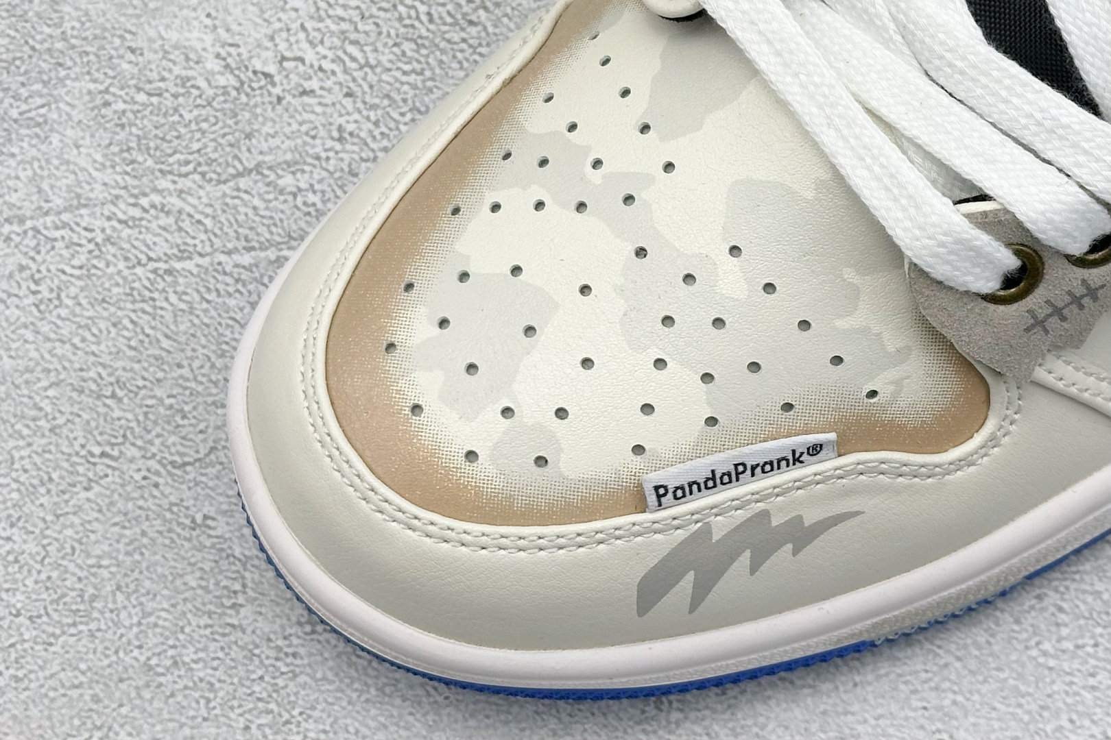  终端放店
FS版 Air Jordan 1 Low 无人区
整体围绕熊猫恶作剧乘浪钓手主题设计，鞋身整