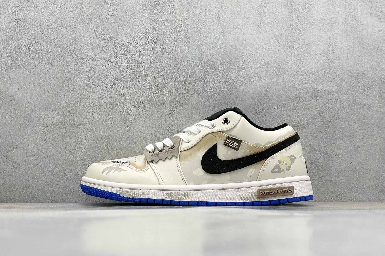  终端放店
FS版 Air Jordan 1 Low 无人区
整体围绕熊猫恶作剧乘浪钓手主题设计，鞋身整