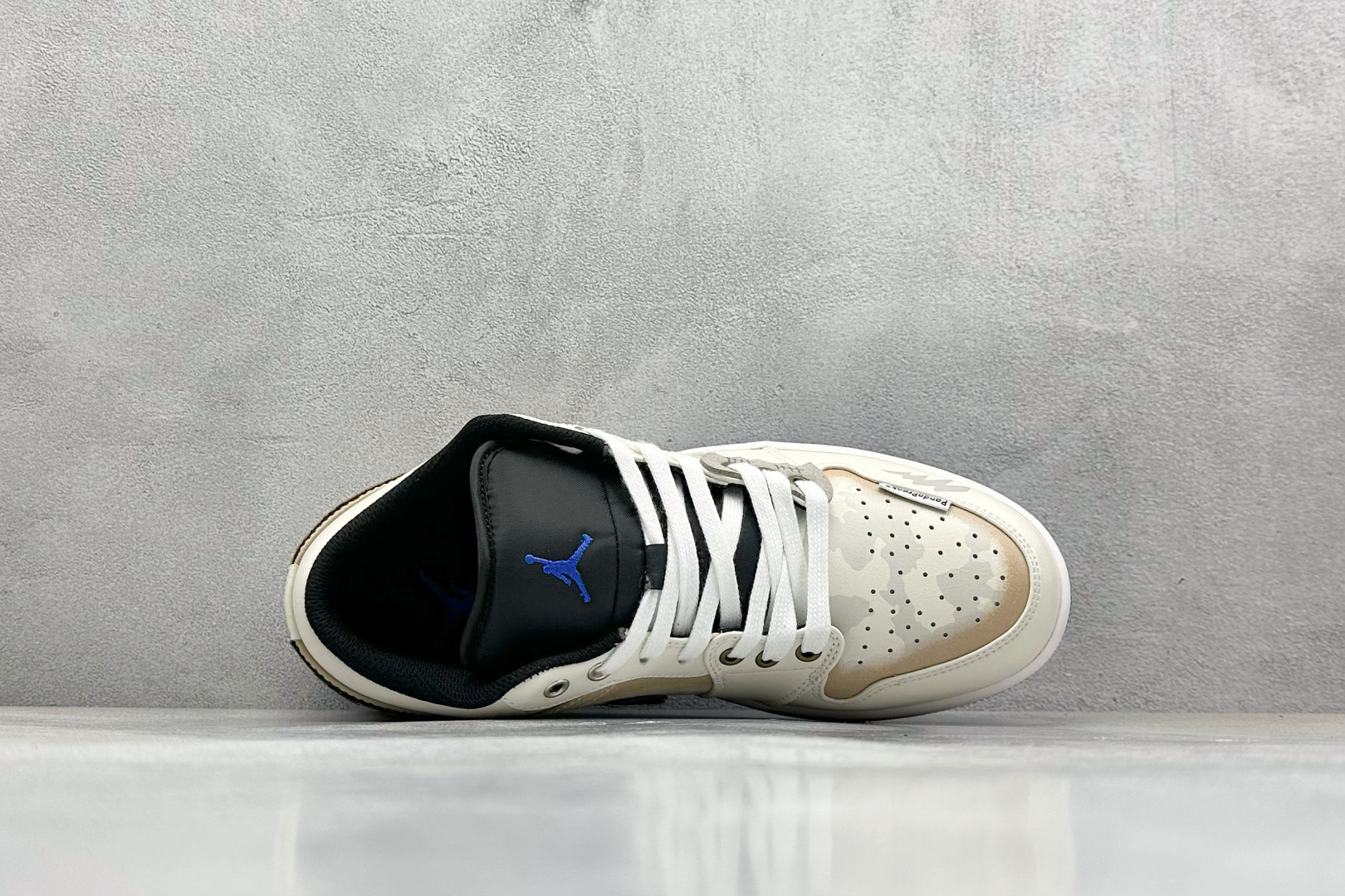  终端放店
FS版 Air Jordan 1 Low 无人区
整体围绕熊猫恶作剧乘浪钓手主题设计，鞋身整