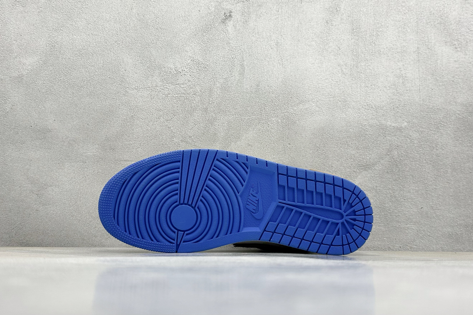  终端放店
FS版 Air Jordan 1 Low 无人区
整体围绕熊猫恶作剧乘浪钓手主题设计，鞋身整