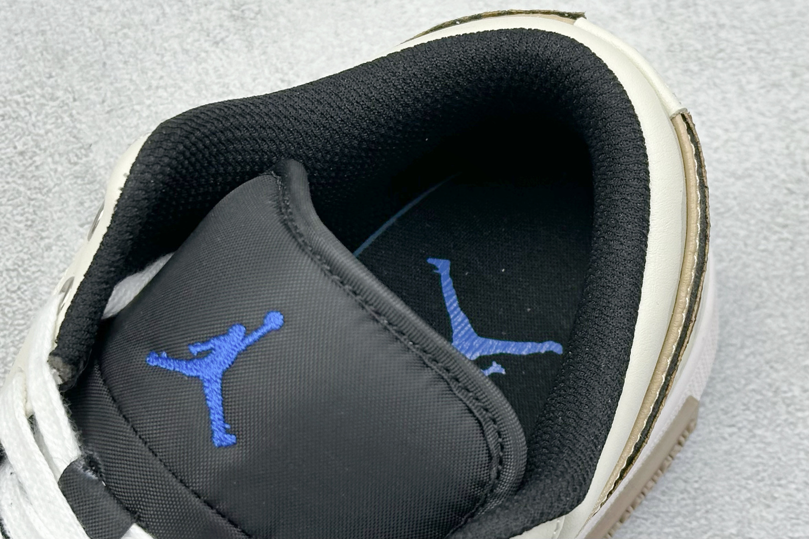  终端放店
FS版 Air Jordan 1 Low 无人区
整体围绕熊猫恶作剧乘浪钓手主题设计，鞋身整