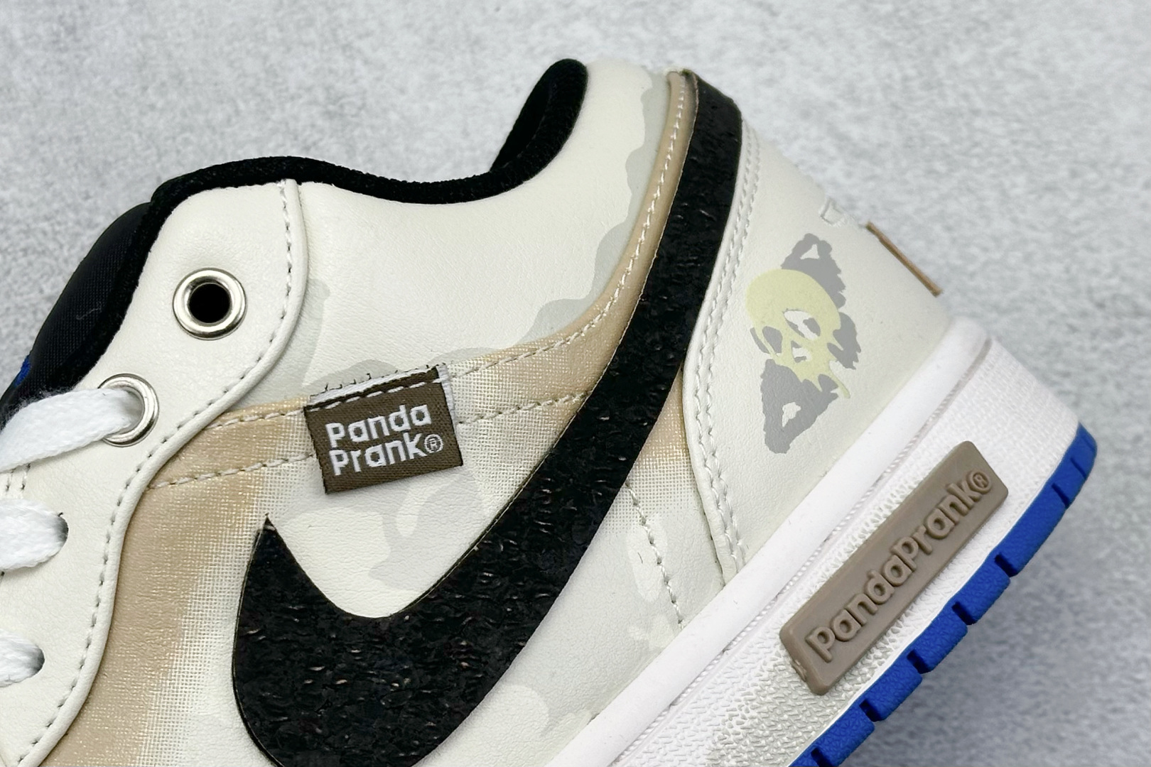  终端放店
FS版 Air Jordan 1 Low 无人区
整体围绕熊猫恶作剧乘浪钓手主题设计，鞋身整