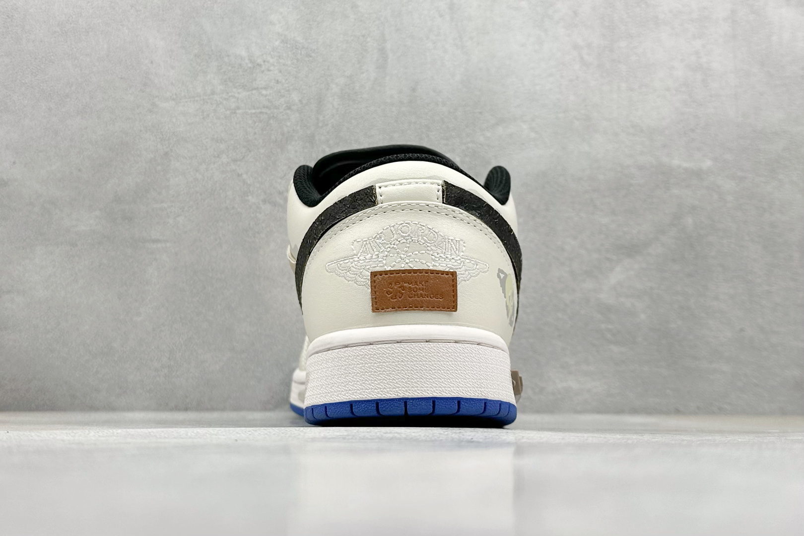  终端放店
FS版 Air Jordan 1 Low 无人区
整体围绕熊猫恶作剧乘浪钓手主题设计，鞋身整