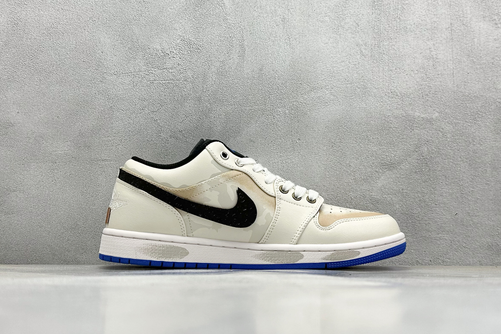  终端放店
FS版 Air Jordan 1 Low 无人区
整体围绕熊猫恶作剧乘浪钓手主题设计，鞋身整
