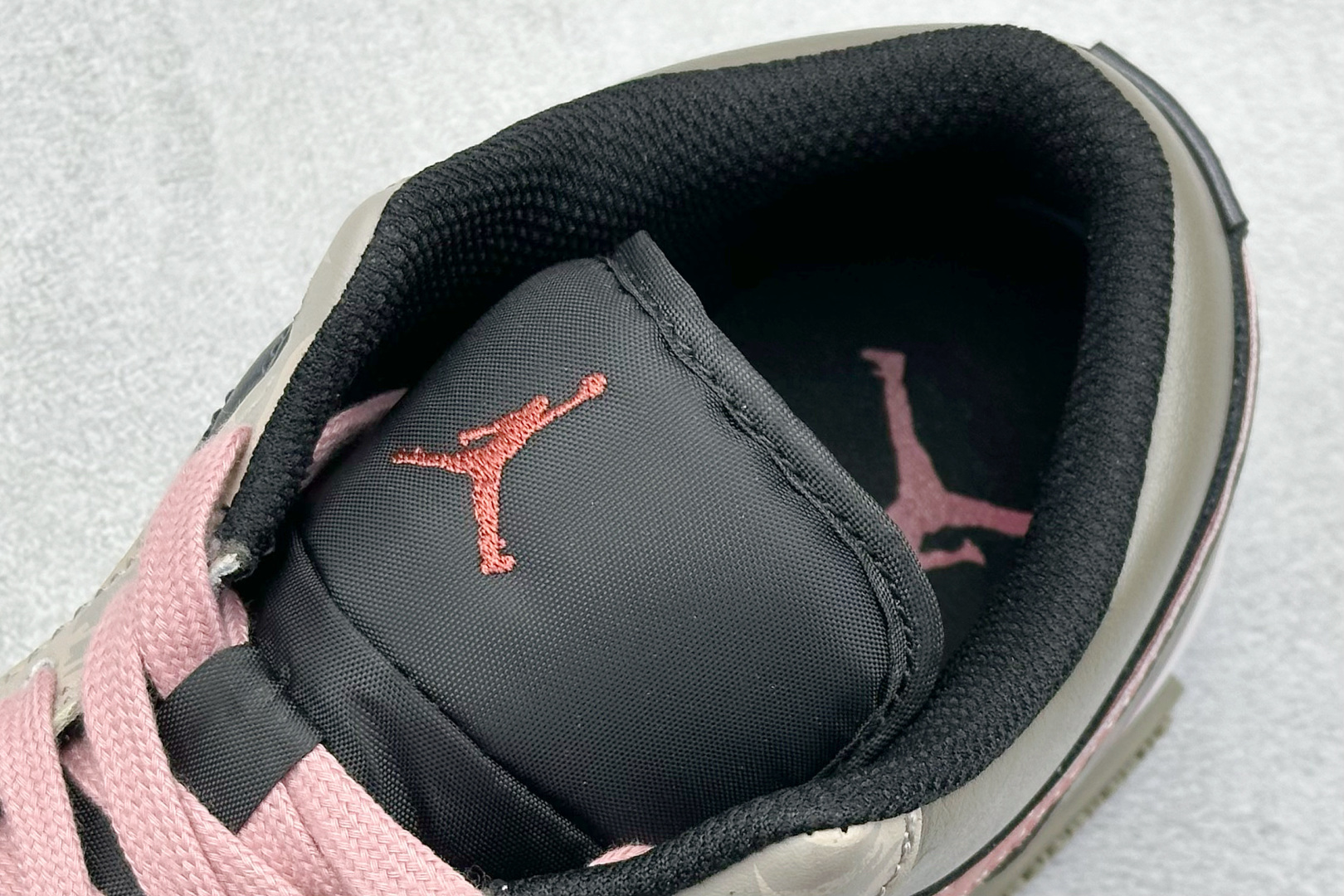 终端放店
FS版 Air Jordan 1 Low 沙地之心
整体围绕熊猫恶作剧乘浪钓手主题设计，鞋身