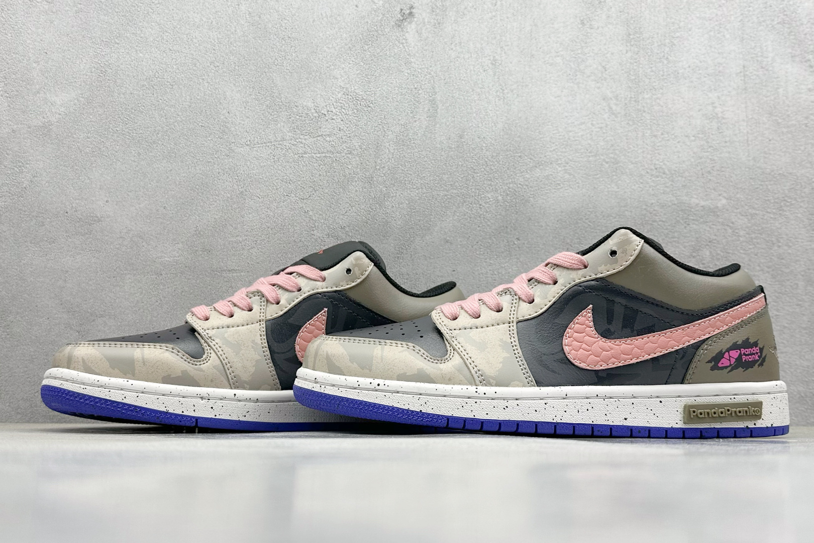  终端放店
FS版 Air Jordan 1 Low 沙地之心
整体围绕熊猫恶作剧乘浪钓手主题设计，鞋身