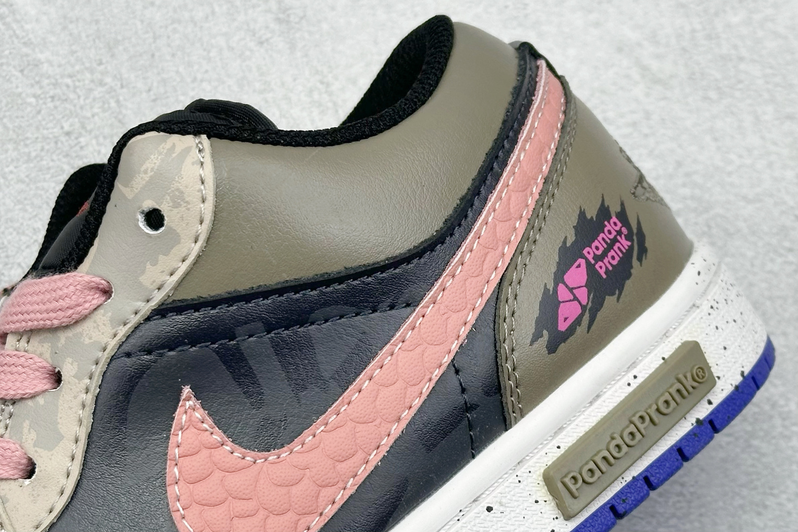  终端放店
FS版 Air Jordan 1 Low 沙地之心
整体围绕熊猫恶作剧乘浪钓手主题设计，鞋身
