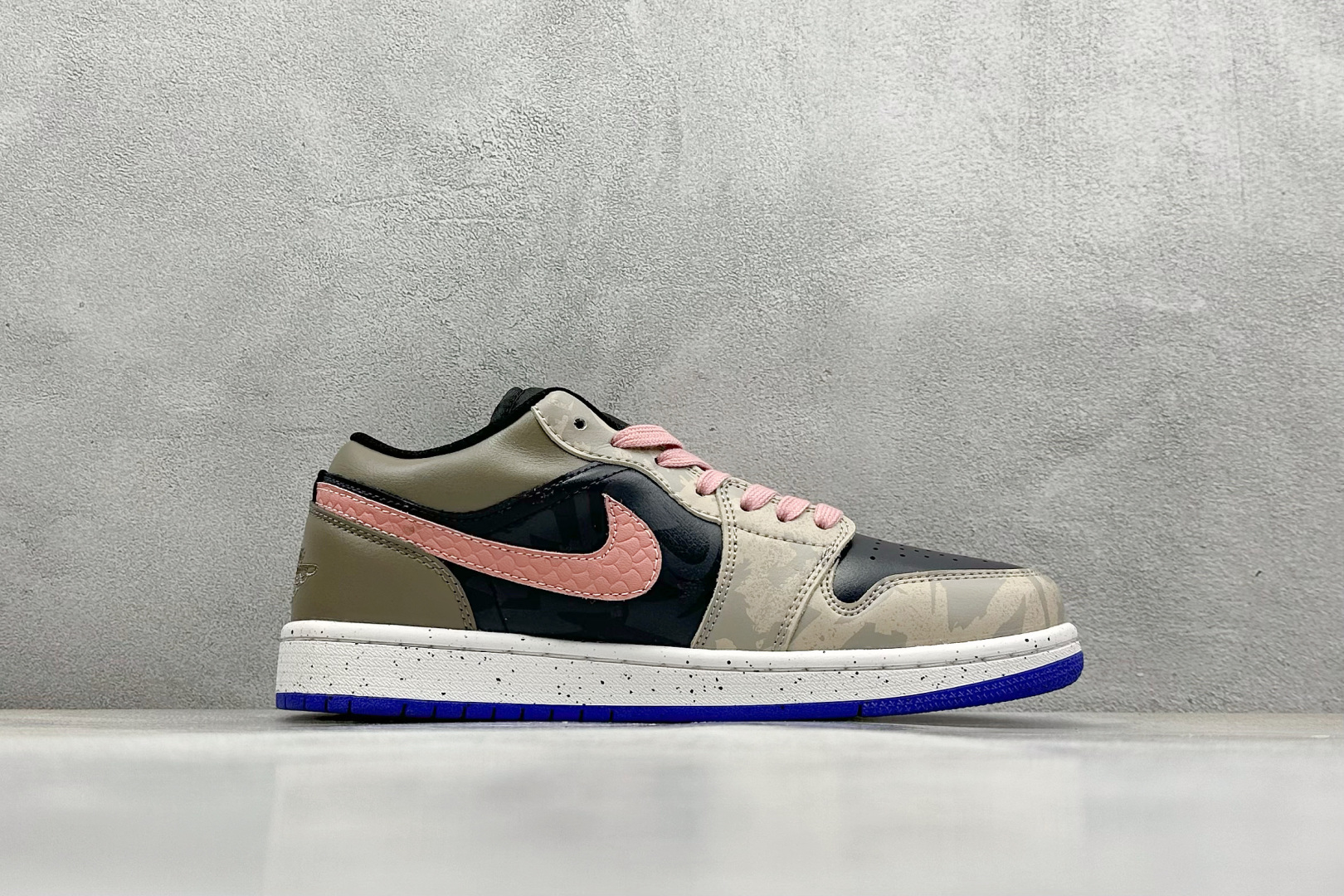  终端放店
FS版 Air Jordan 1 Low 沙地之心
整体围绕熊猫恶作剧乘浪钓手主题设计，鞋身