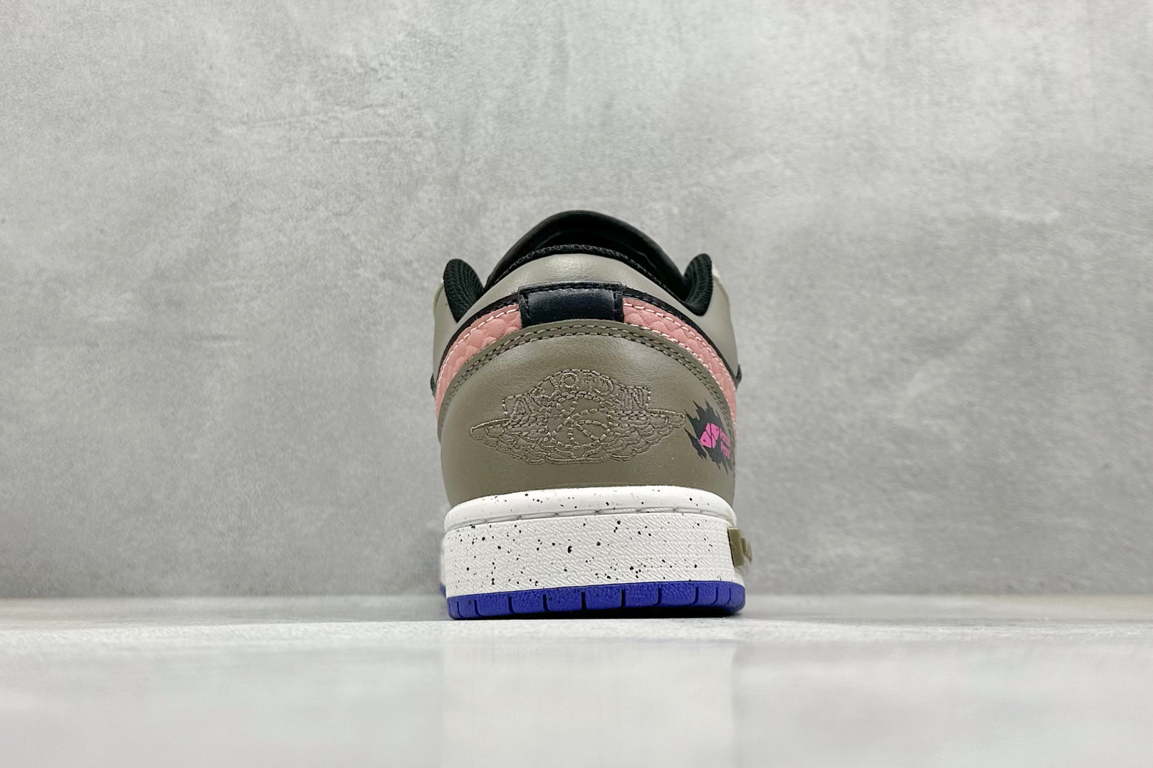  终端放店
FS版 Air Jordan 1 Low 沙地之心
整体围绕熊猫恶作剧乘浪钓手主题设计，鞋身