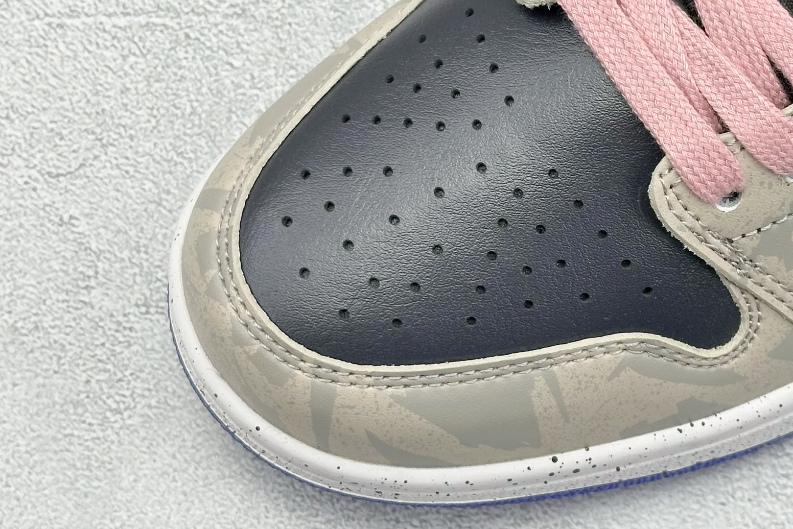  终端放店
FS版 Air Jordan 1 Low 沙地之心
整体围绕熊猫恶作剧乘浪钓手主题设计，鞋身