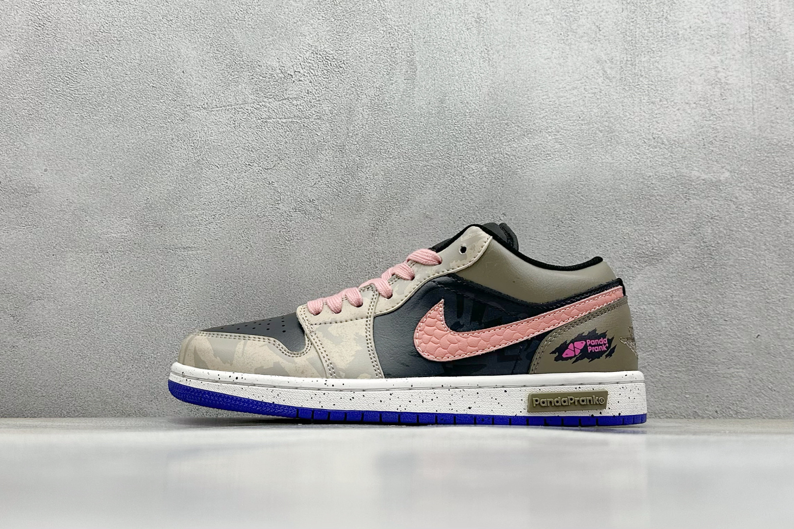  终端放店
FS版 Air Jordan 1 Low 沙地之心
整体围绕熊猫恶作剧乘浪钓手主题设计，鞋身