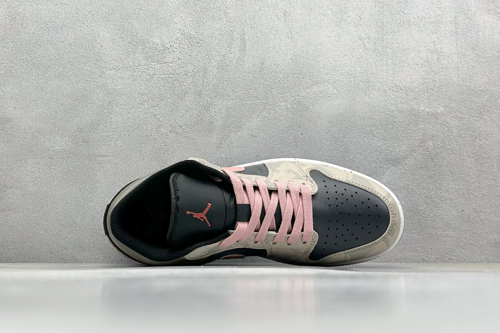 终端放店
FS版 Air Jordan 1 Low 沙地之心
整体围绕熊猫恶作剧乘浪钓手主题设计，鞋身