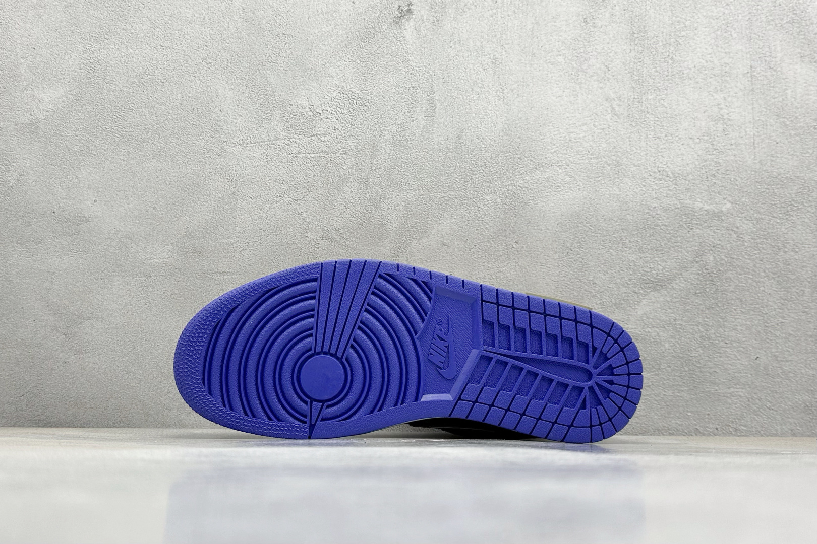  终端放店
FS版 Air Jordan 1 Low 沙地之心
整体围绕熊猫恶作剧乘浪钓手主题设计，鞋身
