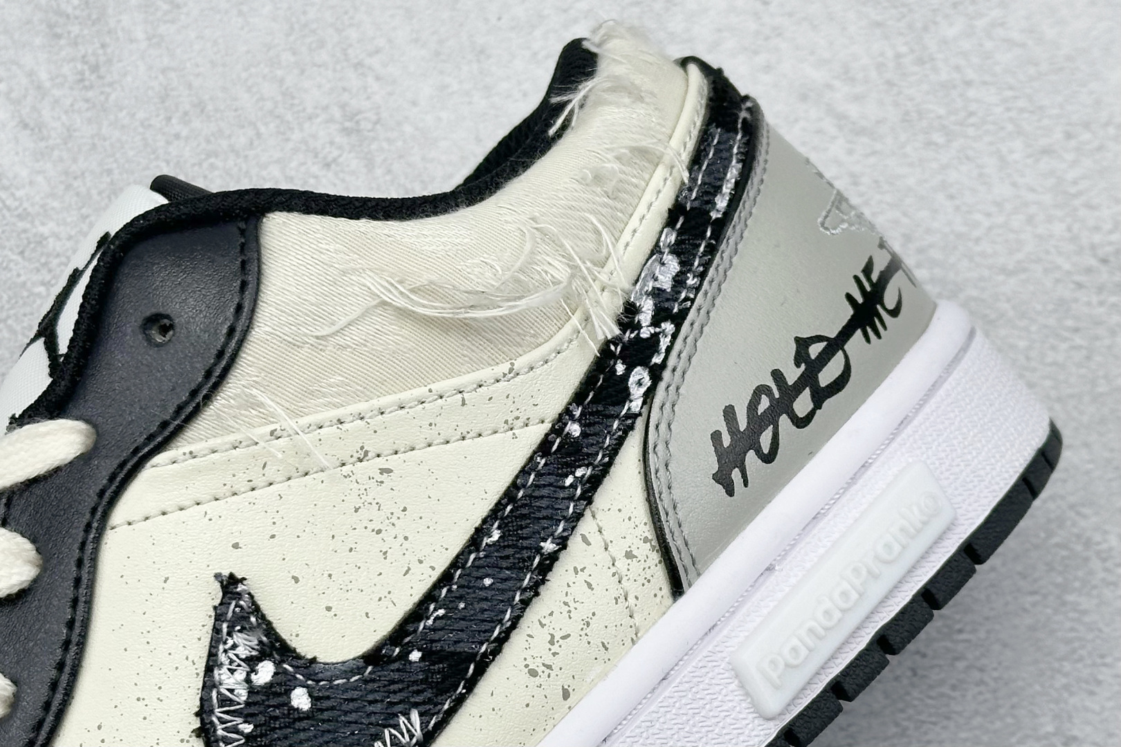 终端放店
FS版 Air Jordan 1 Low 星际迷航/黑白
整体围绕熊猫恶作剧乘浪钓手主题设计