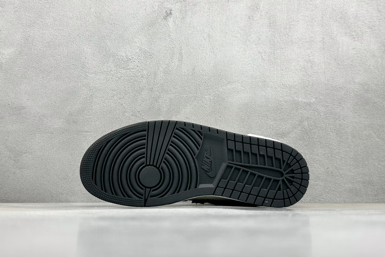  终端放店
FS版 Air Jordan 1 Low 星际迷航/黑白
整体围绕熊猫恶作剧乘浪钓手主题设计