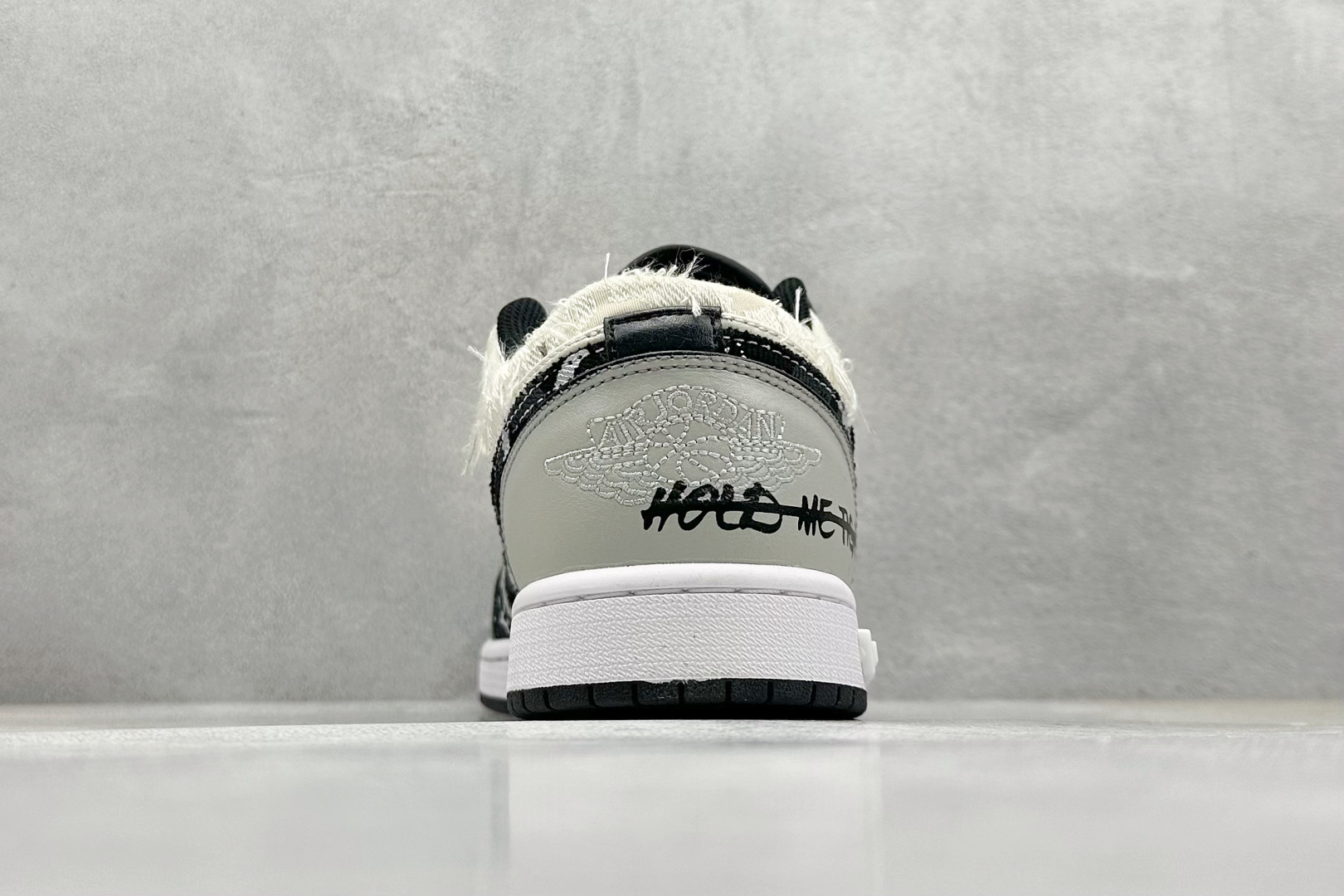  终端放店
FS版 Air Jordan 1 Low 星际迷航/黑白
整体围绕熊猫恶作剧乘浪钓手主题设计