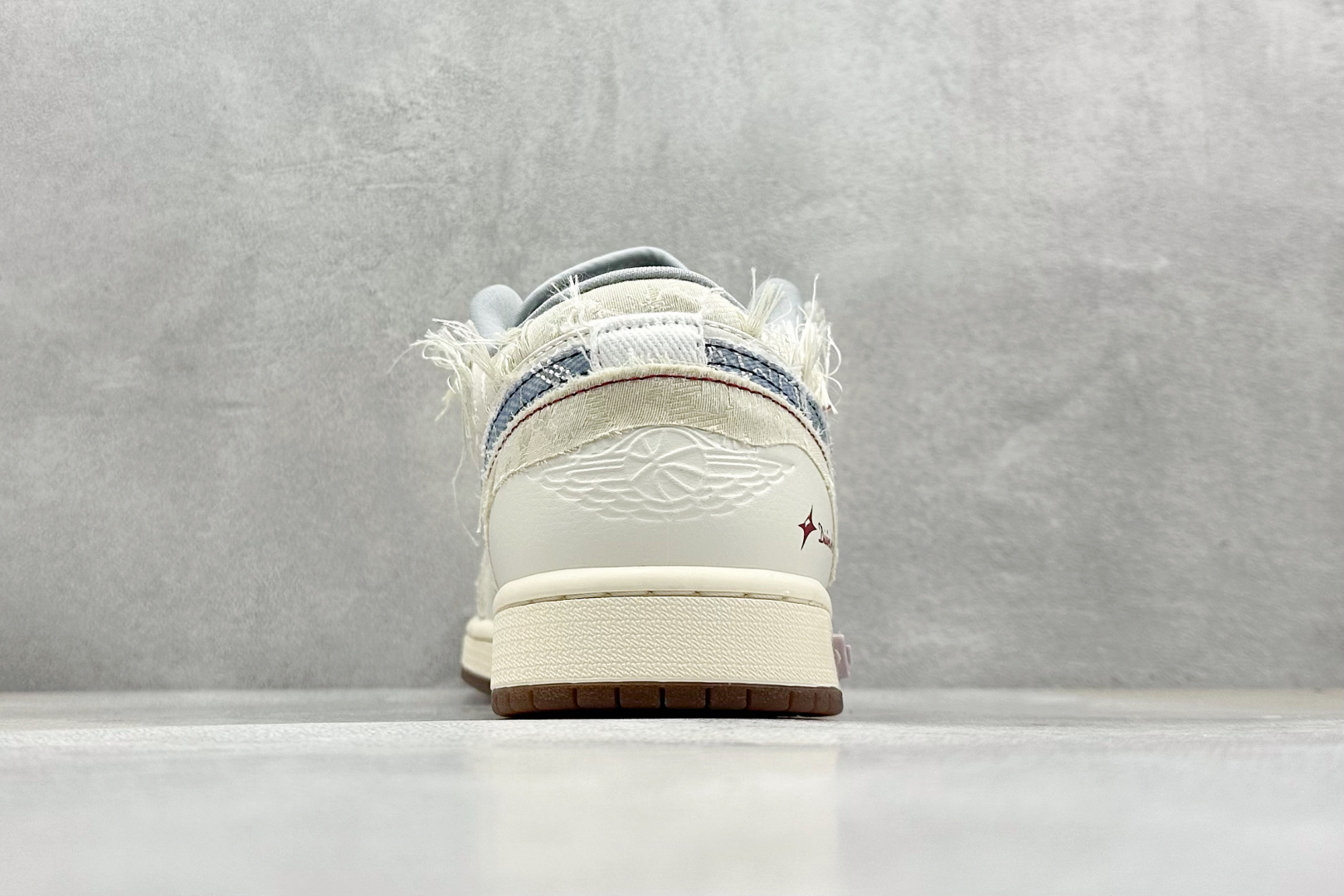  终端放店
FS版 Air Jordan 1 Low 引线牵梦/连理枝
整体围绕熊猫恶作剧乘浪钓手主题设