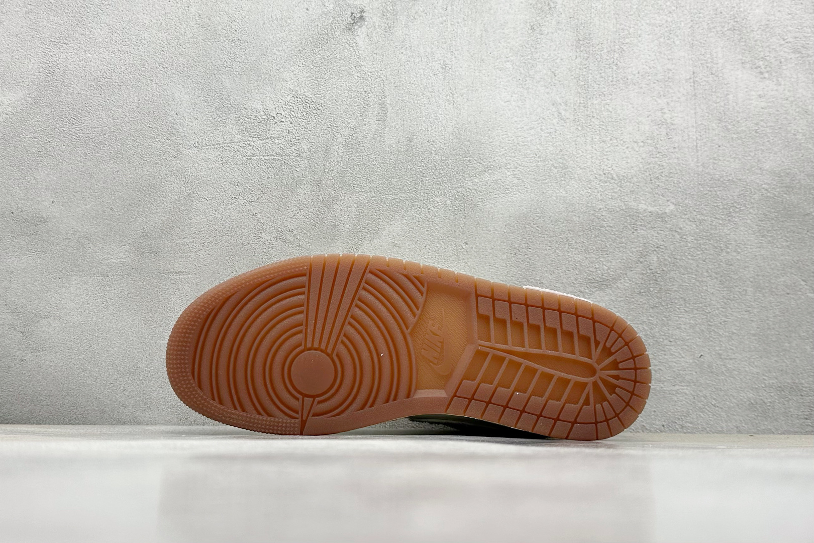  终端放店
FS版 Air Jordan 1 Low 引线牵梦/连理枝
整体围绕熊猫恶作剧乘浪钓手主题设