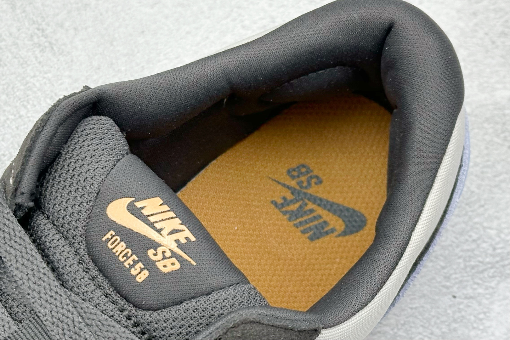  终端放店
FS版 Nike SB Force 58 硫化杯底 传统篮球风格 原楦版型
Nike SB 