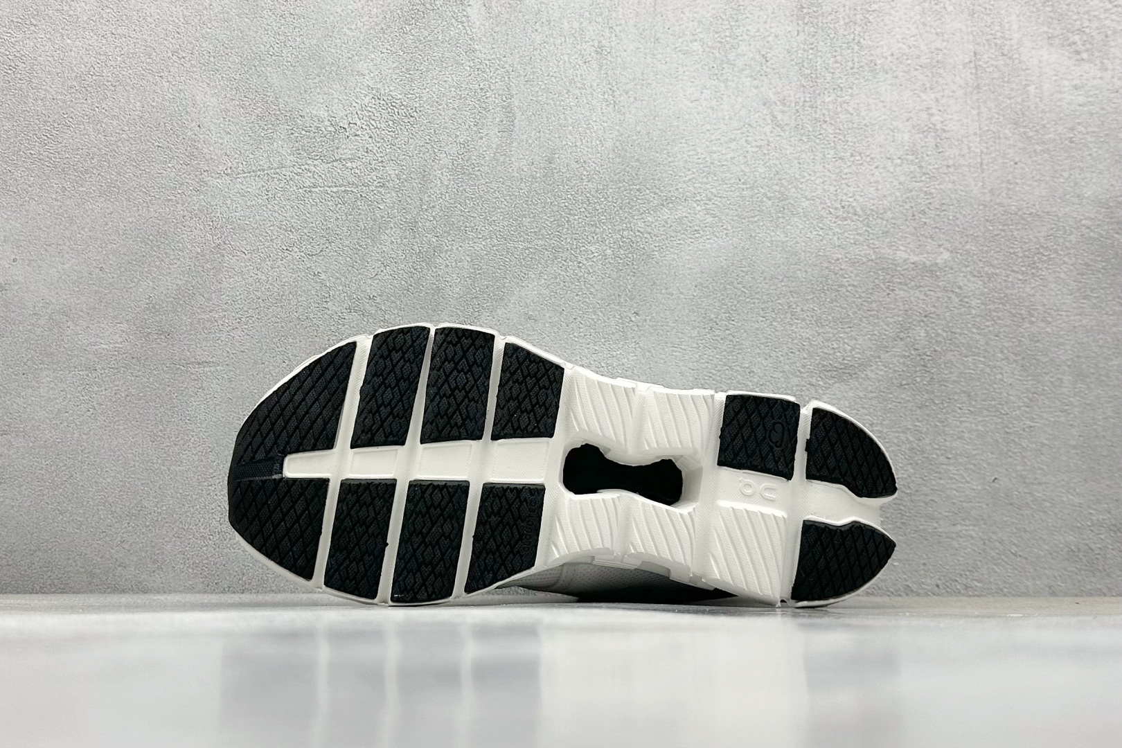  终端放店
GX版 On昂跑 Cloudtilt Loewe 4
户外街头机能风跑步鞋
Cloud Hi