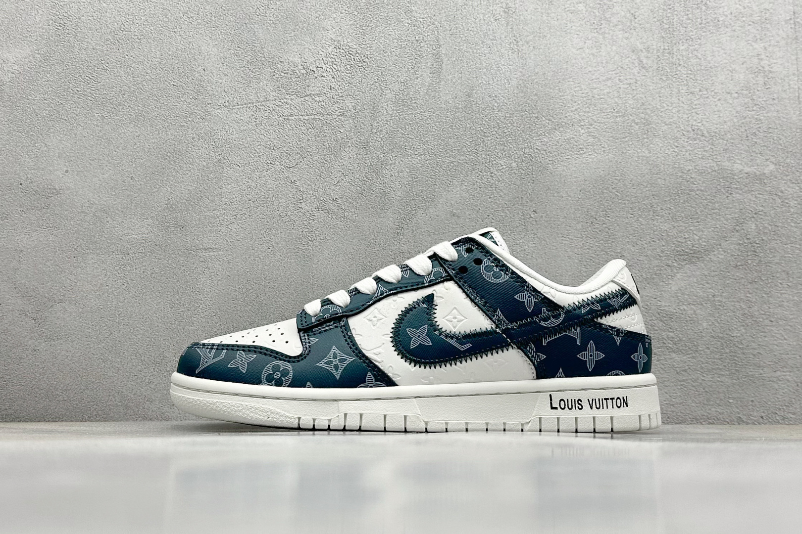XC福利 终端放店
Nk SB Dunk Low 联名 周年高端定制 低帮休闲板鞋
#定制鞋盒 大厂纯原