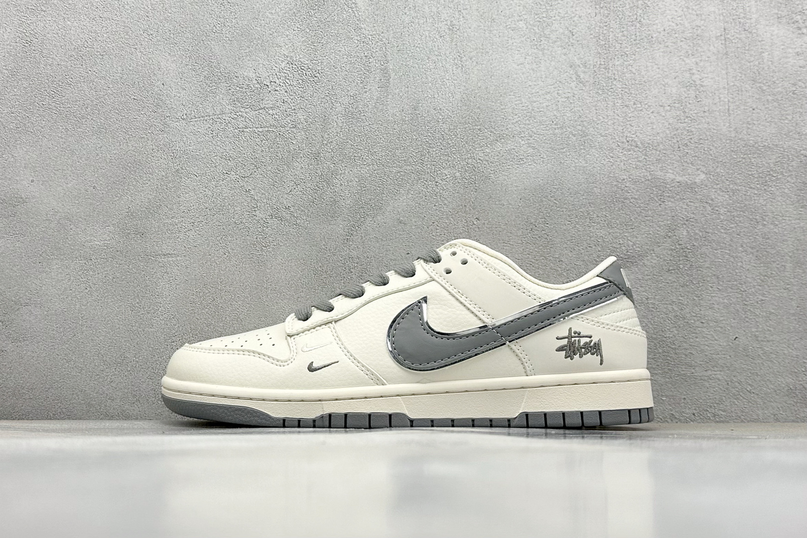 XC福利 终端放店
Nk SB Dunk Low 联名 周年高端定制 低帮休闲板鞋
#定制鞋盒 大厂纯原