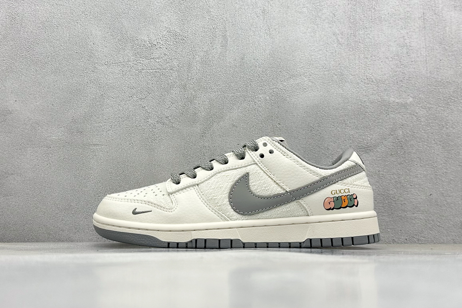 XC福利 终端放店
Nk SB Dunk Low 联名 周年高端定制 低帮休闲板鞋
#定制鞋盒 大厂纯原