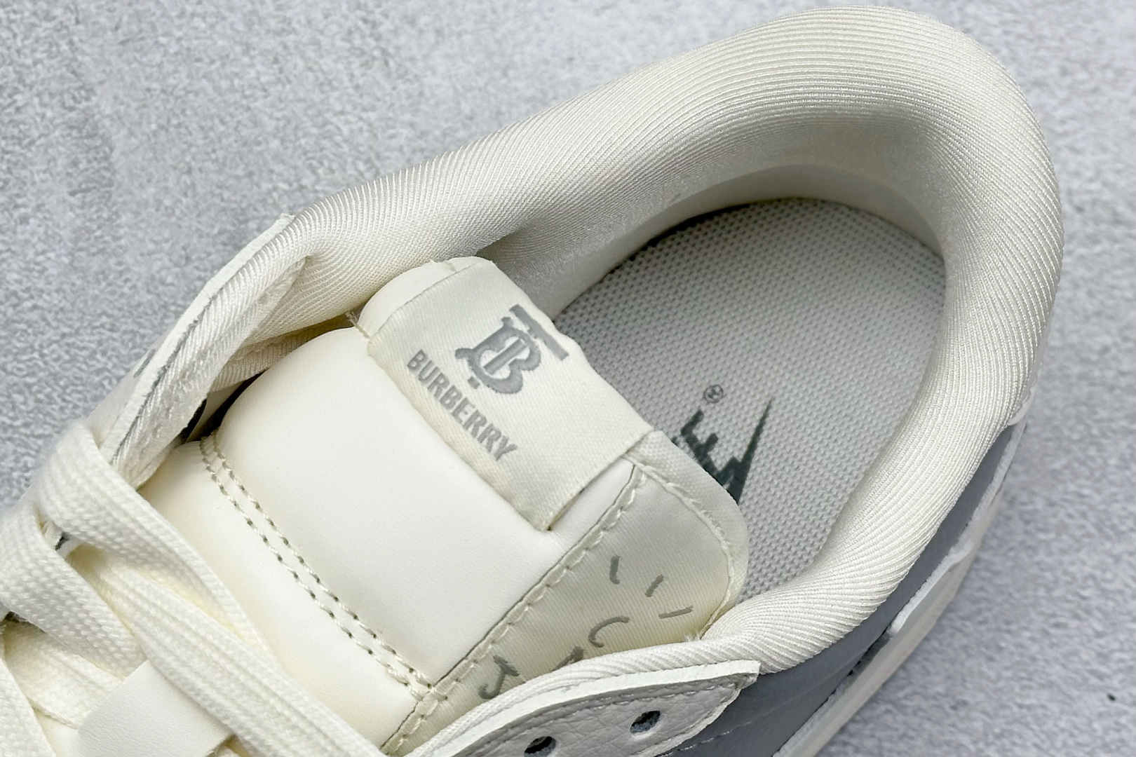终端放店
XC版 Travis Scott x Fragment Design x Air Jorda