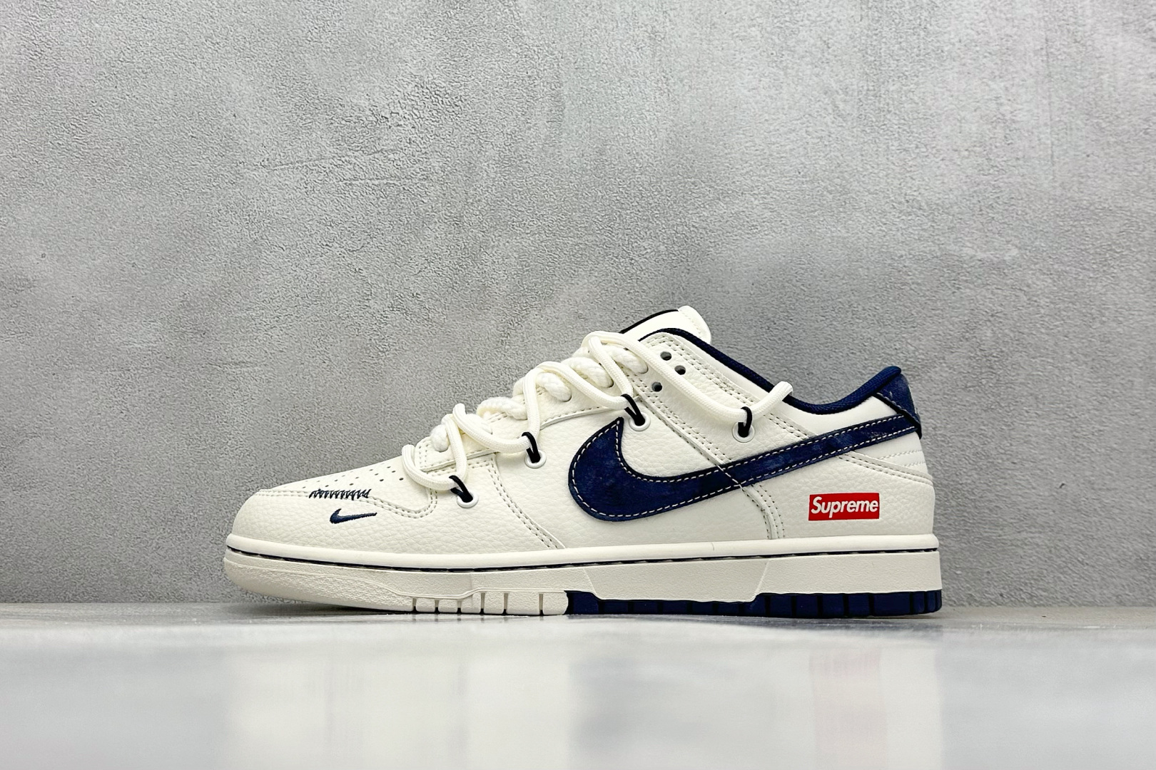  终端放店
XC版 Nike SB Dunk Low Sup系列 绑带米白藏蓝勾 周年高端定制 低帮休闲
