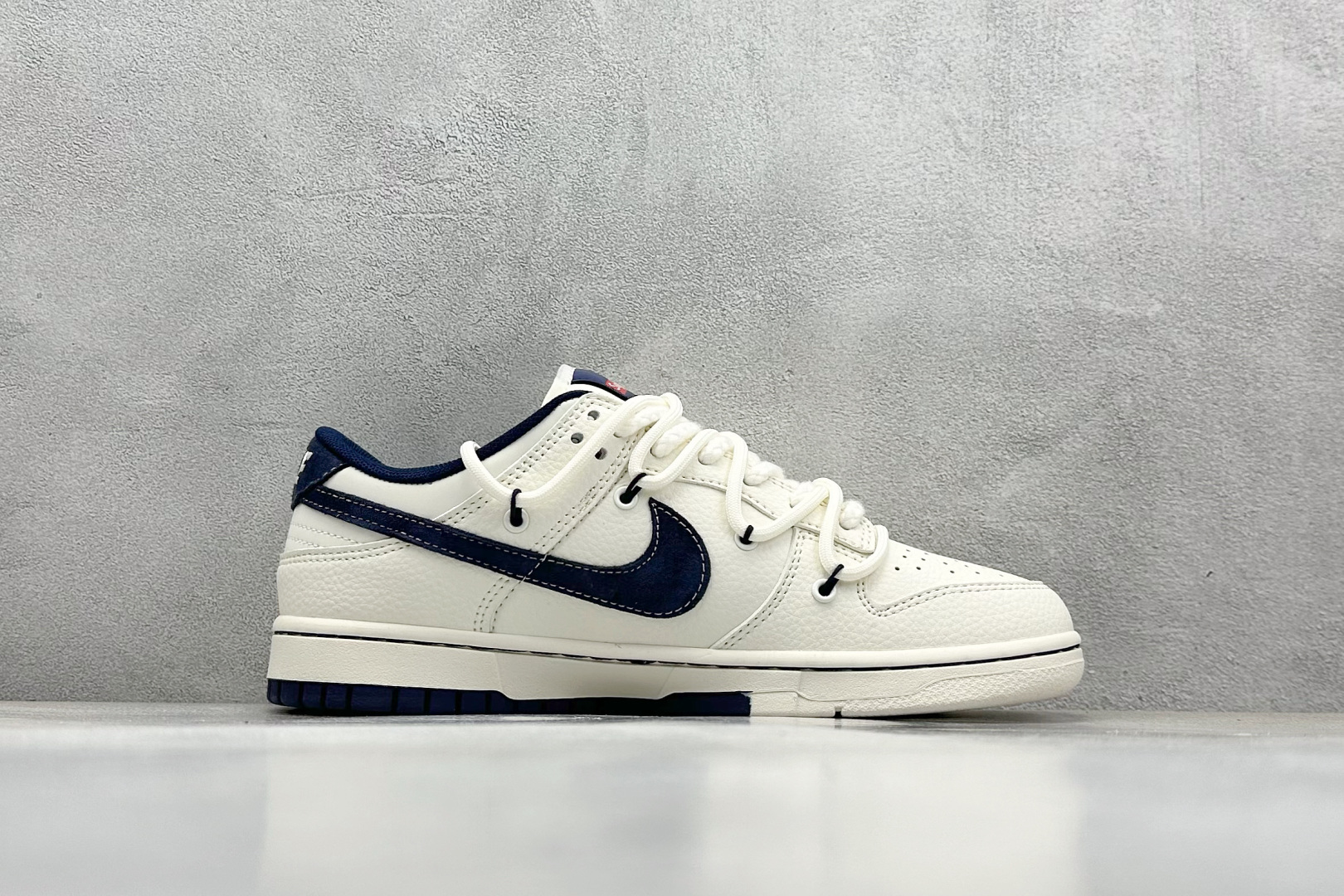  终端放店
XC版 Nike SB Dunk Low Sup系列 绑带米白藏蓝勾 周年高端定制 低帮休闲