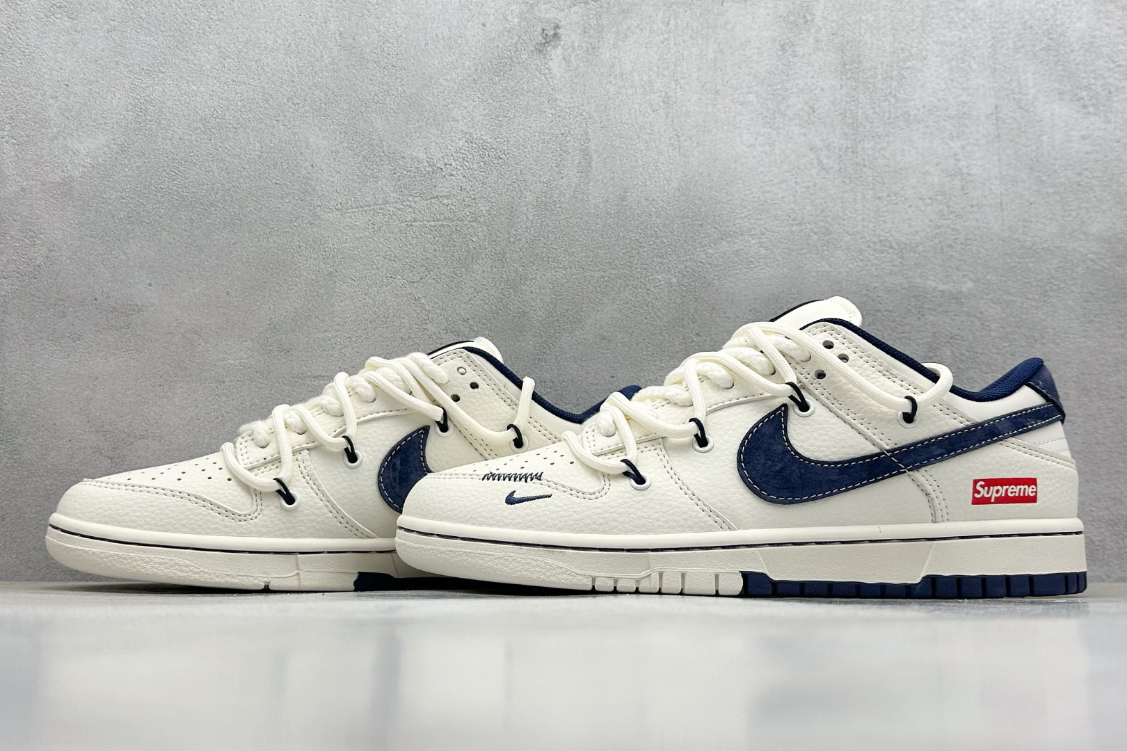  终端放店
XC版 Nike SB Dunk Low Sup系列 绑带米白藏蓝勾 周年高端定制 低帮休闲