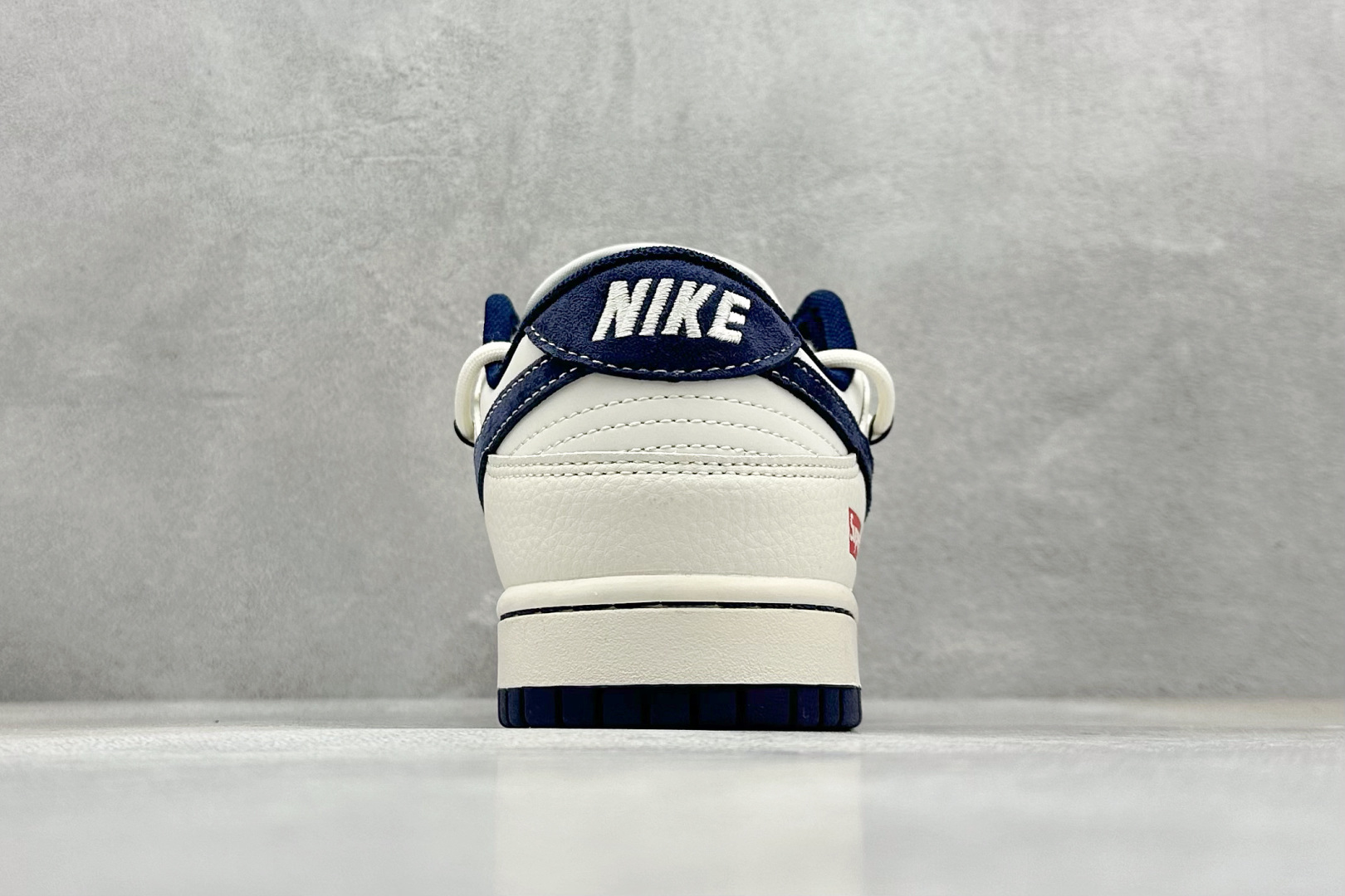  终端放店
XC版 Nike SB Dunk Low Sup系列 绑带米白藏蓝勾 周年高端定制 低帮休闲
