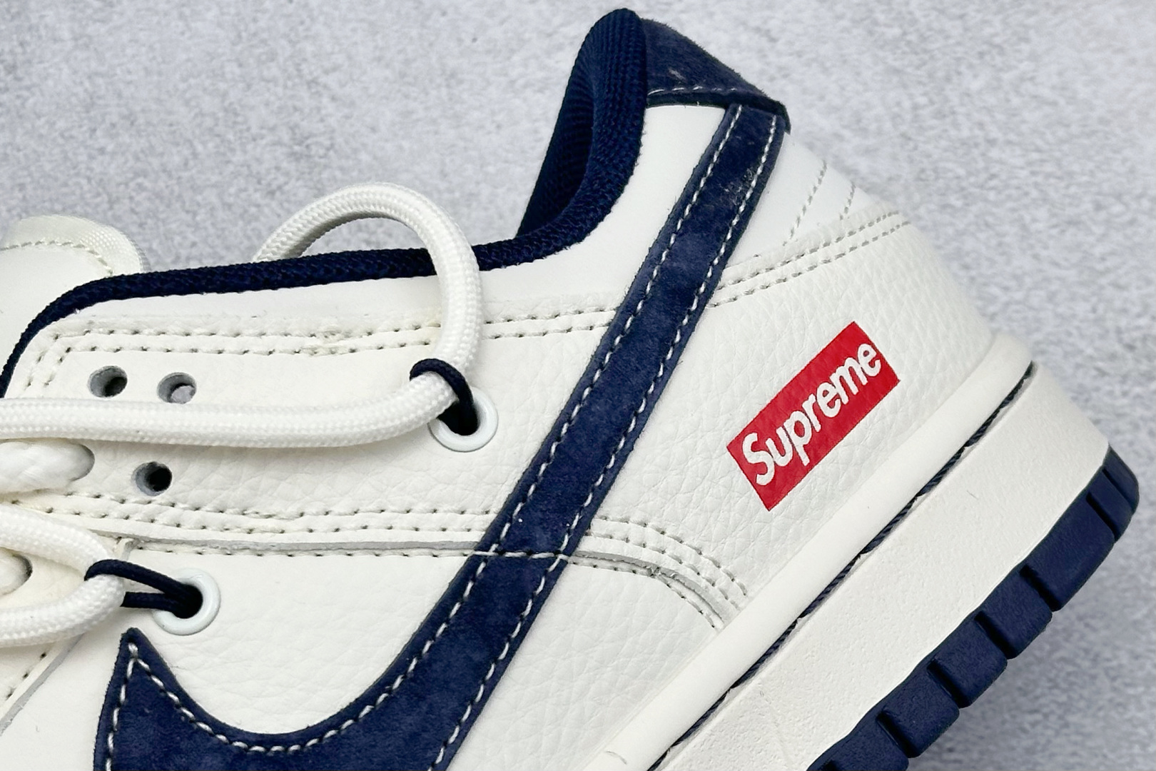  终端放店
XC版 Nike SB Dunk Low Sup系列 绑带米白藏蓝勾 周年高端定制 低帮休闲