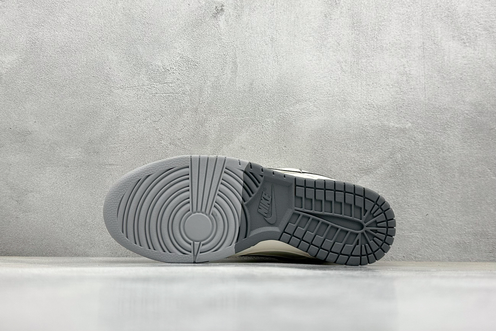 XC版 Nike SB Dunk Low LV系列 绑带涂鸦灰勾 周年高端定制 低帮休闲板鞋 DM6868-082