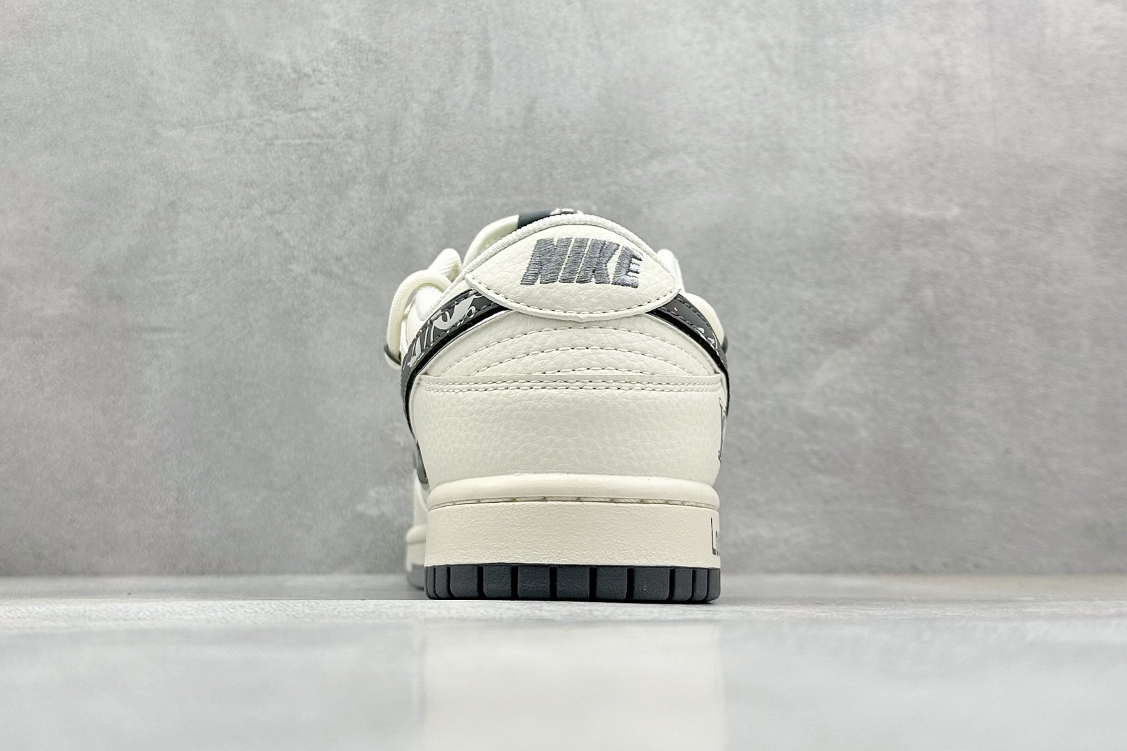 XC版 Nike SB Dunk Low LV系列 绑带涂鸦灰勾 周年高端定制 低帮休闲板鞋 DM6868-082