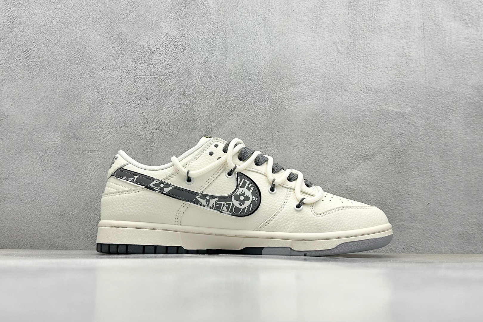XC版 Nike SB Dunk Low LV系列 绑带涂鸦灰勾 周年高端定制 低帮休闲板鞋 DM6868-082