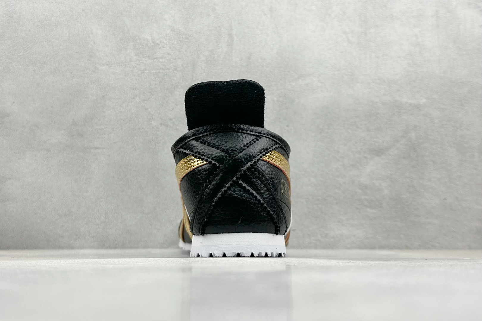 Onitsuka Tiger Mexico 66 Classic Leather Sneakers, Black/Gold, Unisex 7 cmp i1745562398813 4479 0 5