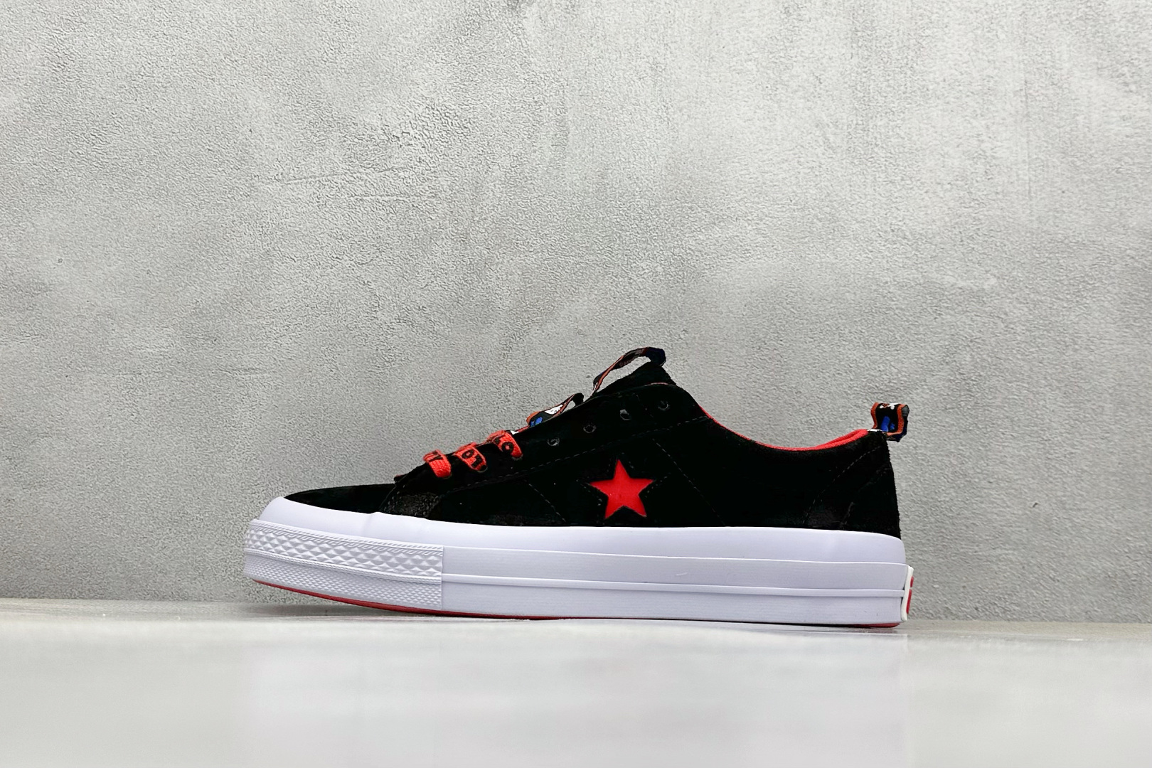  
Converse x Hello Kitty 联名
结合经典的One Star鞋款 
黑色鞋身搭配侧