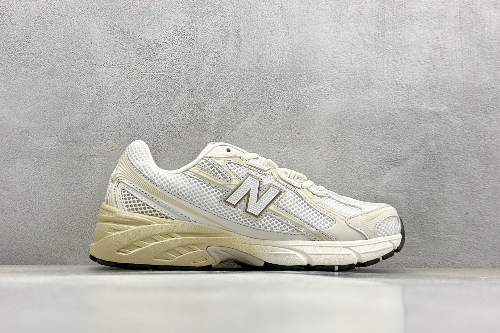  
A版 New Balance NB740 轻便复古休闲运动跑步鞋
全鞋身以网格布作为基地，在细节部分