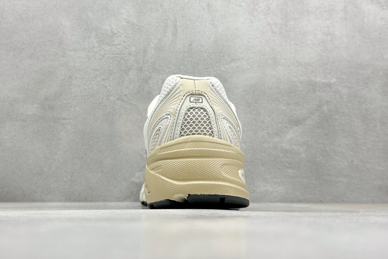  
A版 New Balance NB740 轻便复古休闲运动跑步鞋
全鞋身以网格布作为基地，在细节部分