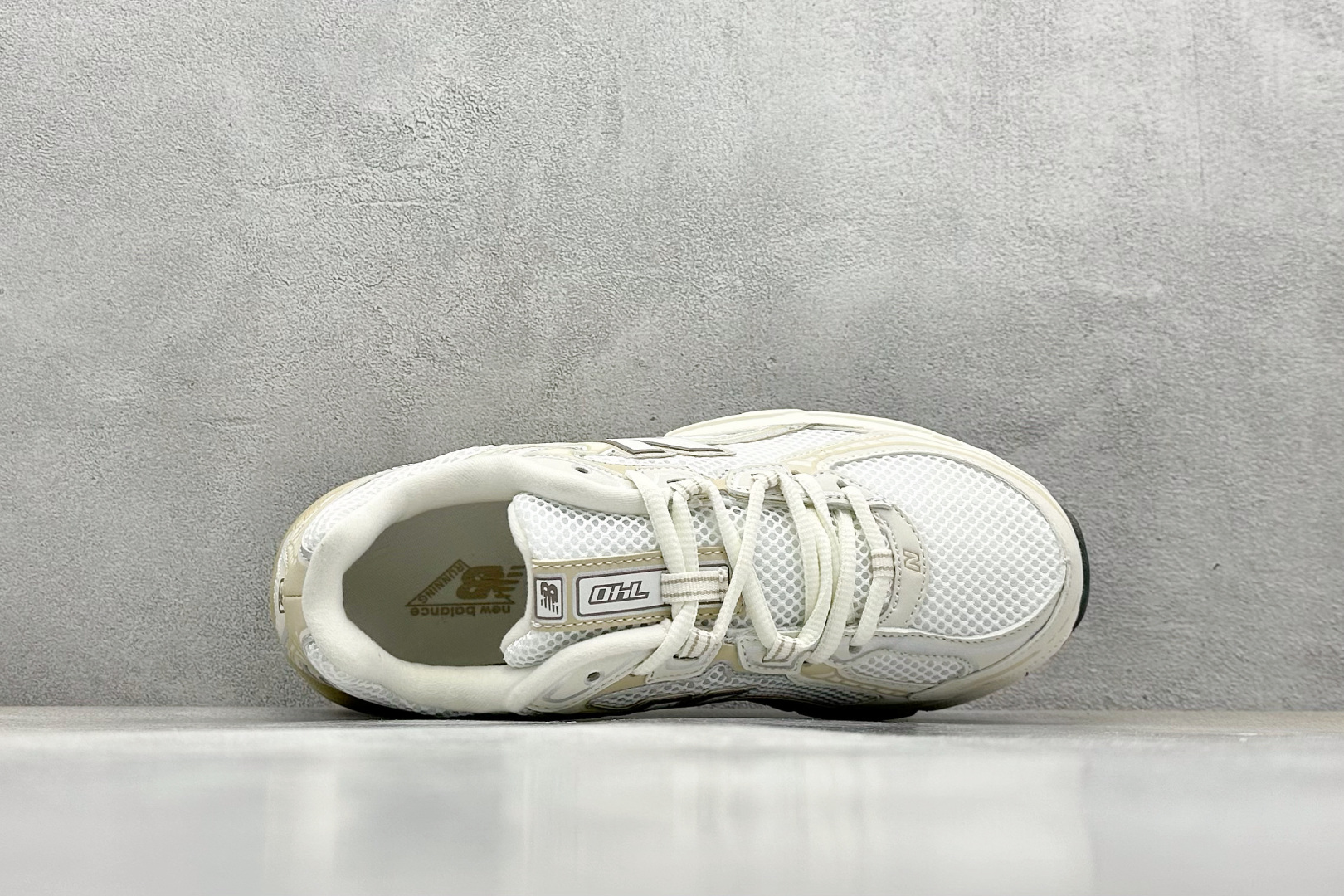  
A版 New Balance NB740 轻便复古休闲运动跑步鞋
全鞋身以网格布作为基地，在细节部分