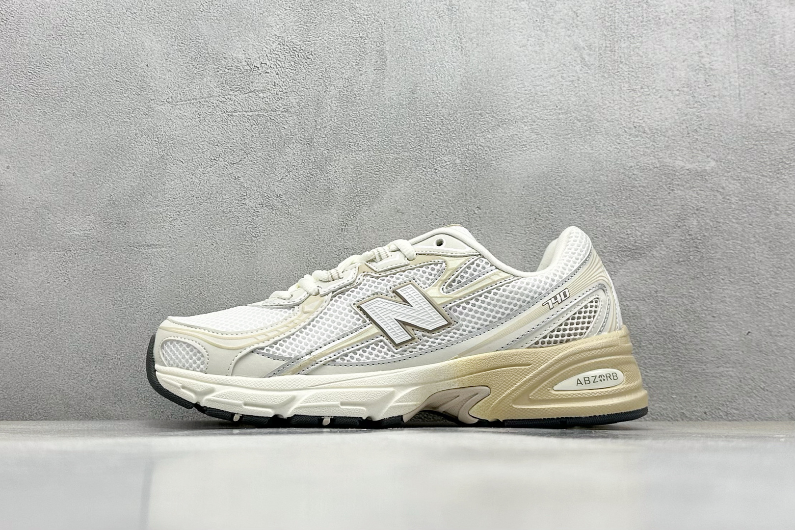  
A版 New Balance NB740 轻便复古休闲运动跑步鞋
全鞋身以网格布作为基地，在细节部分