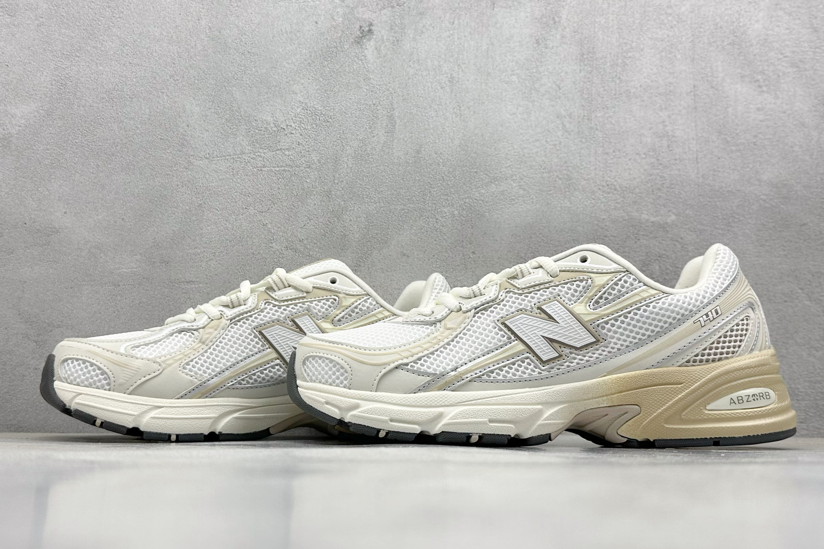  
A版 New Balance NB740 轻便复古休闲运动跑步鞋
全鞋身以网格布作为基地，在细节部分