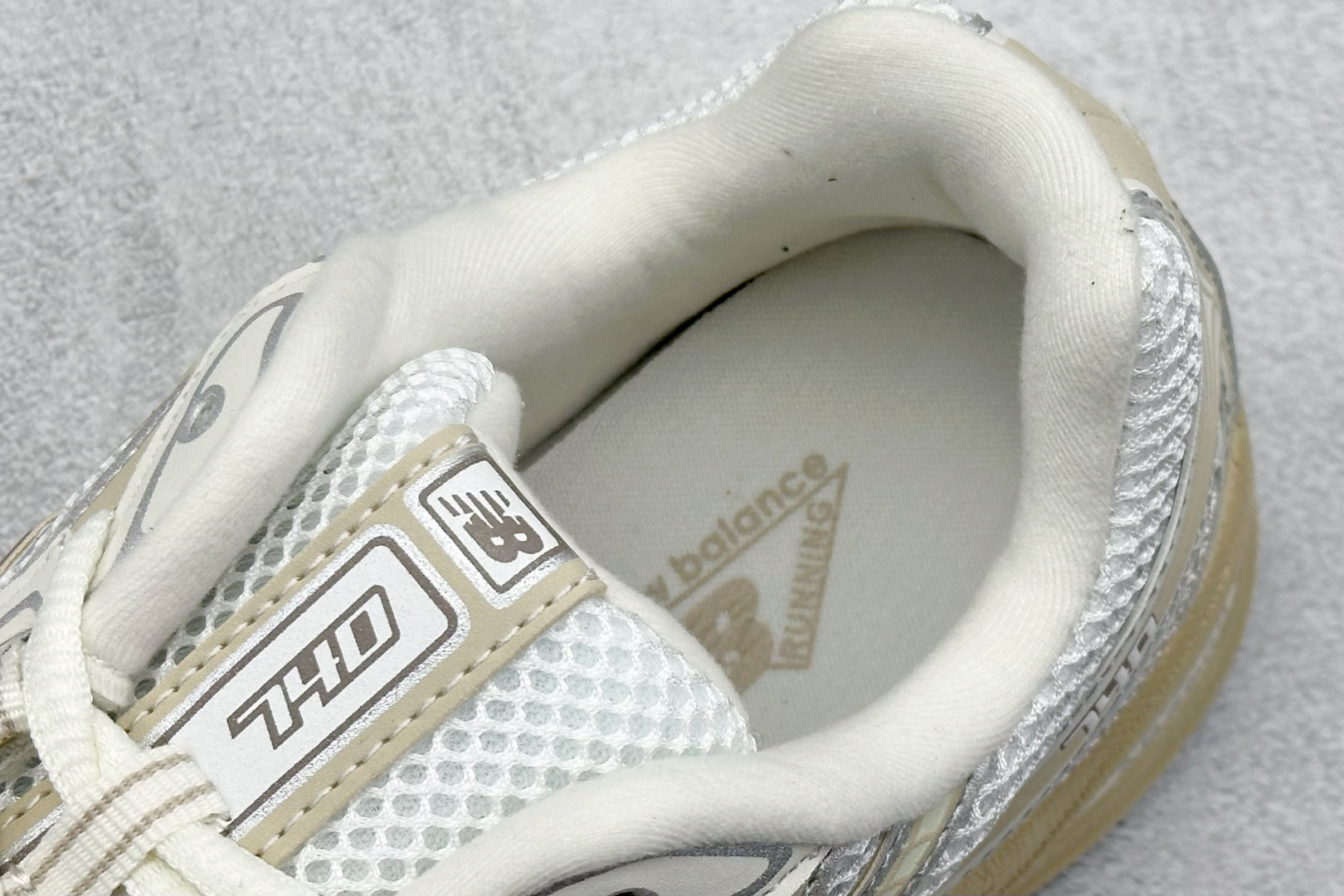  
A版 New Balance NB740 轻便复古休闲运动跑步鞋
全鞋身以网格布作为基地，在细节部分