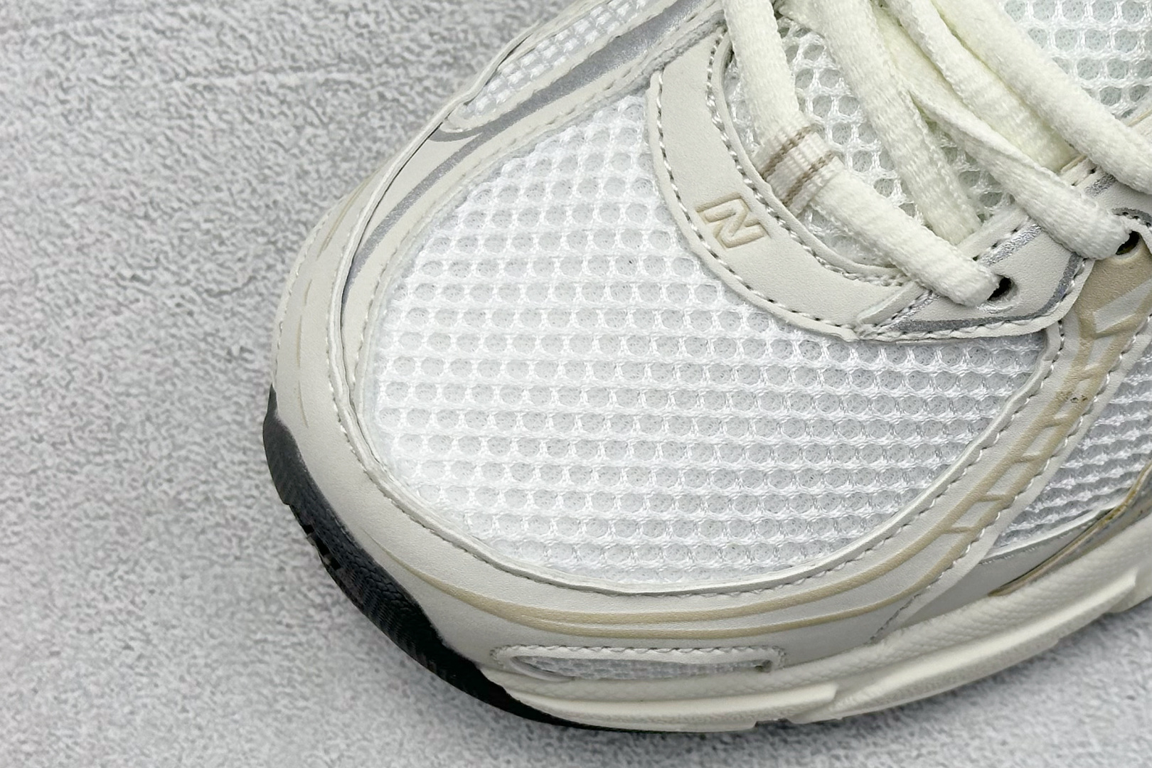  
A版 New Balance NB740 轻便复古休闲运动跑步鞋
全鞋身以网格布作为基地，在细节部分