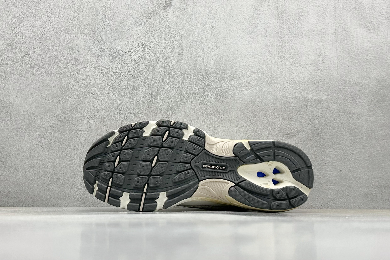  
A版 New Balance NB740 轻便复古休闲运动跑步鞋
全鞋身以网格布作为基地，在细节部分