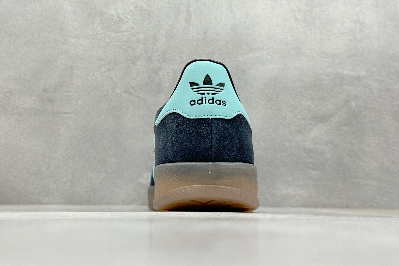  
AD Originals Gazelle Indoor 蓝色
三叶草复古休闲运动板鞋
鞋面采用皮革环